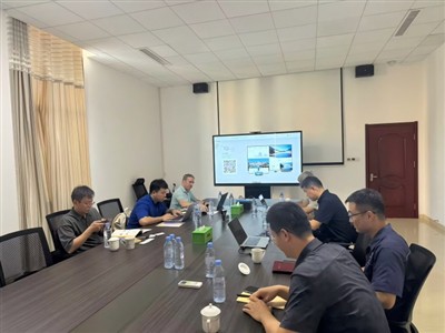 Breskir viðskiptavinir eru að semja um samstarf.